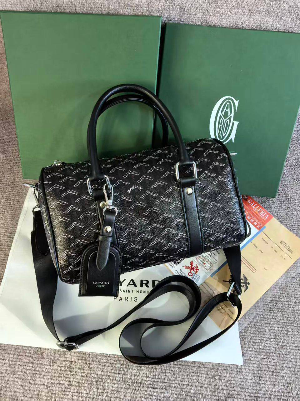 Goyard
Men's bag
110 dhs💓
with box
size 26×14×15cm

Zain42
♥️♥️♥️