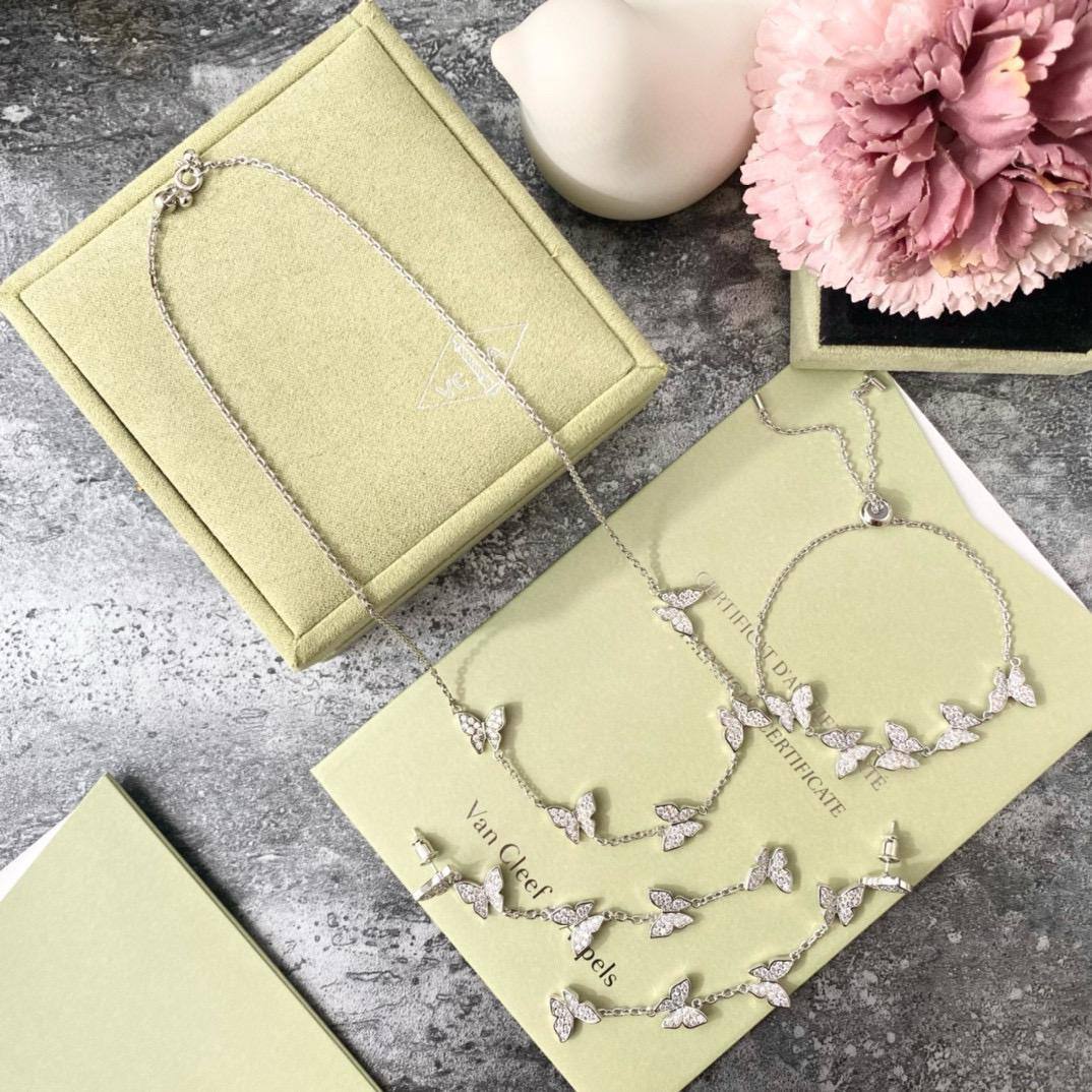 VCA SET 🔥*
Necklace 🌸
Earring 🦋
Bracelet 🐦‍🔥
Master quality 💯
With normal boxes 📦 
140 dhs🪙🌨️
With master box 🗃️ 
180 dhs🪙🌨️

Zain216
♥️♥️♥️