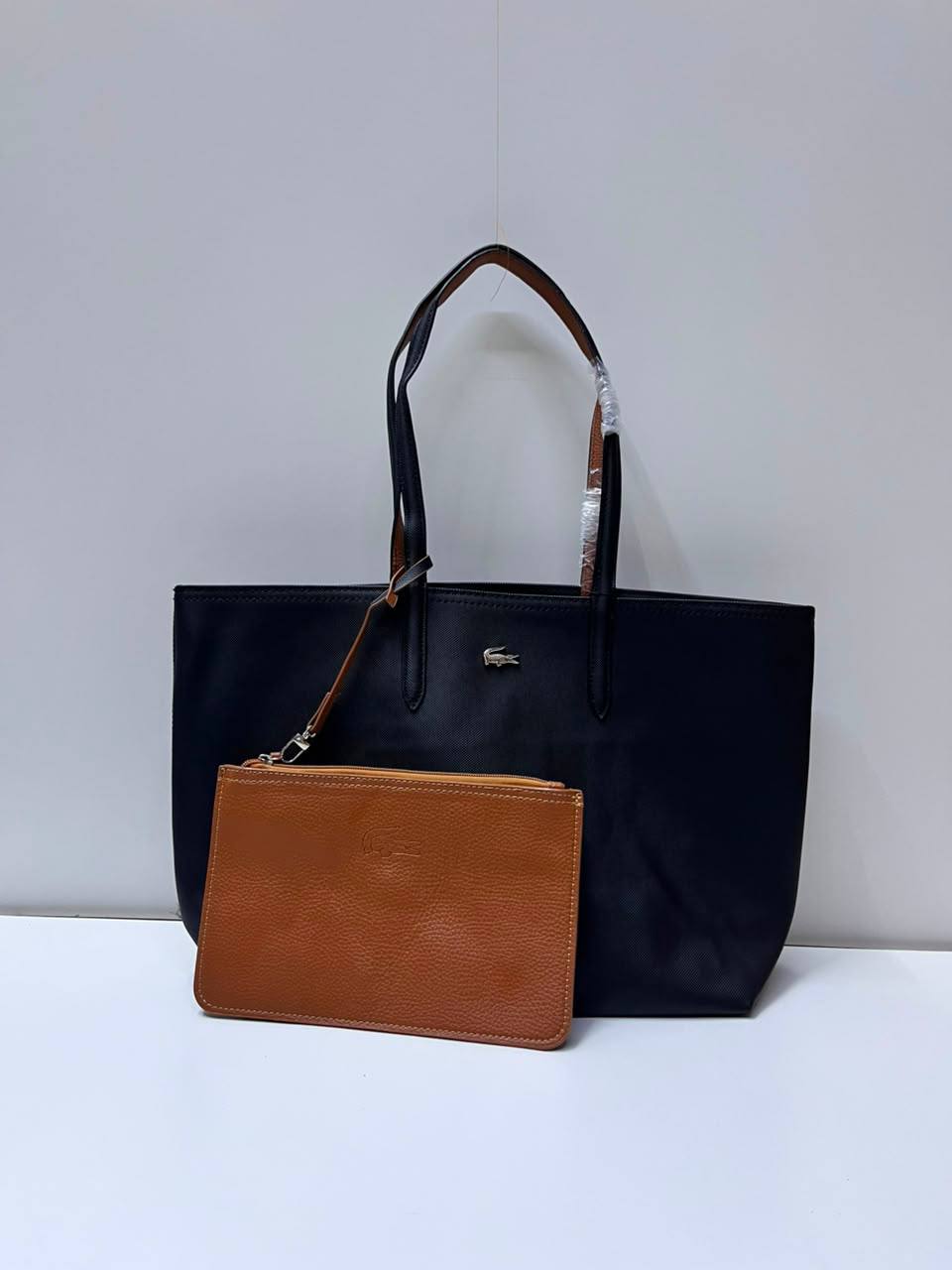 Lacoste
75 dhs🇦🇪🇦🇪
size 47×13×28cm

Zain42
♥️♥️♥️