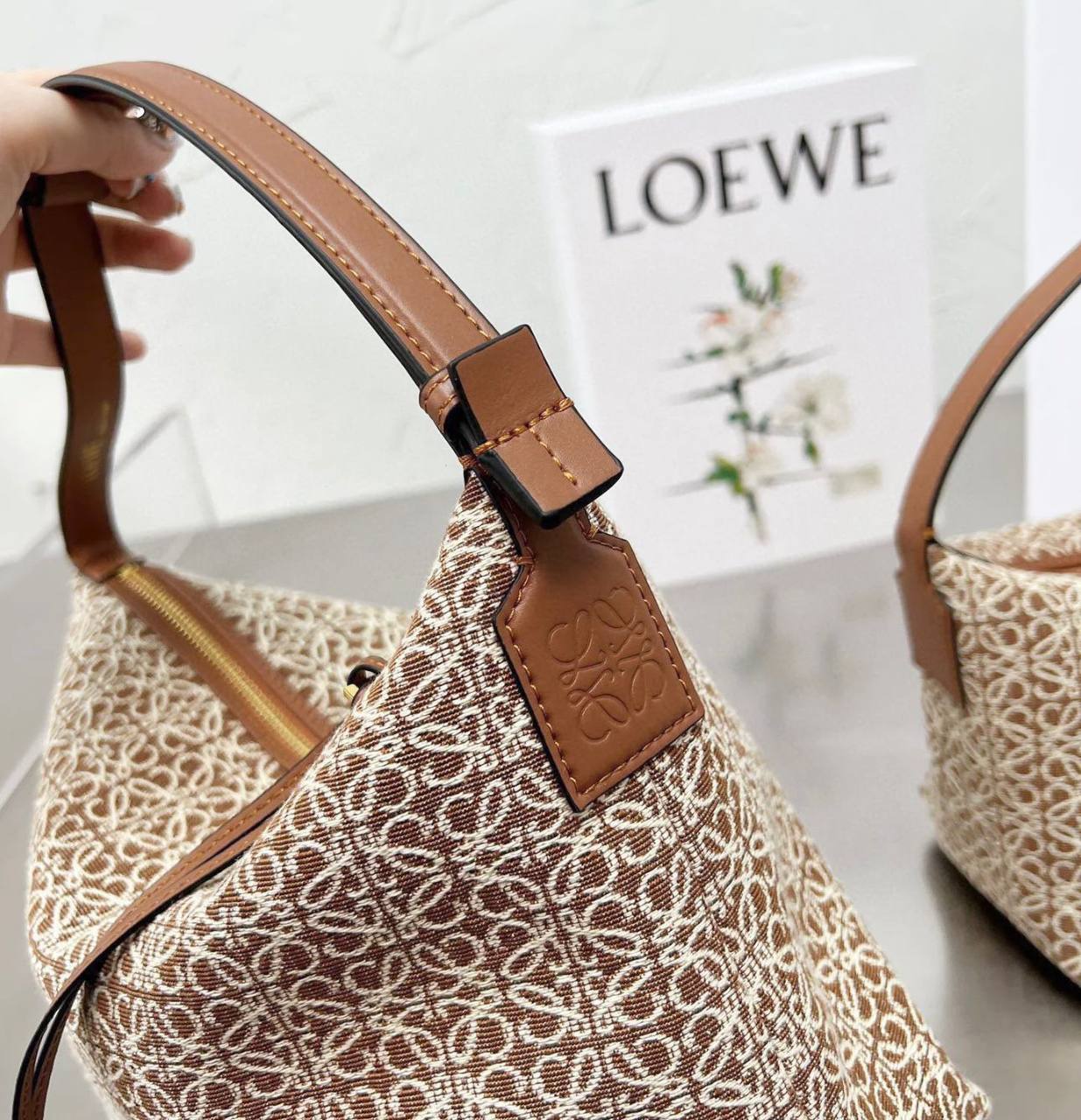 LOEWE 

 GOOD QUALITY BIG SIZE WITH BOX 🎁
95 dhs✅

SMALL SIZE 
WITH BOX 🎁
90 dhs✅

Zain295
♥️♥️♥️