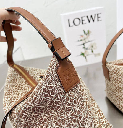 LOEWE 

 GOOD QUALITY BIG SIZE WITH BOX 🎁
95 dhs✅

SMALL SIZE 
WITH BOX 🎁
90 dhs✅

Zain295
♥️♥️♥️