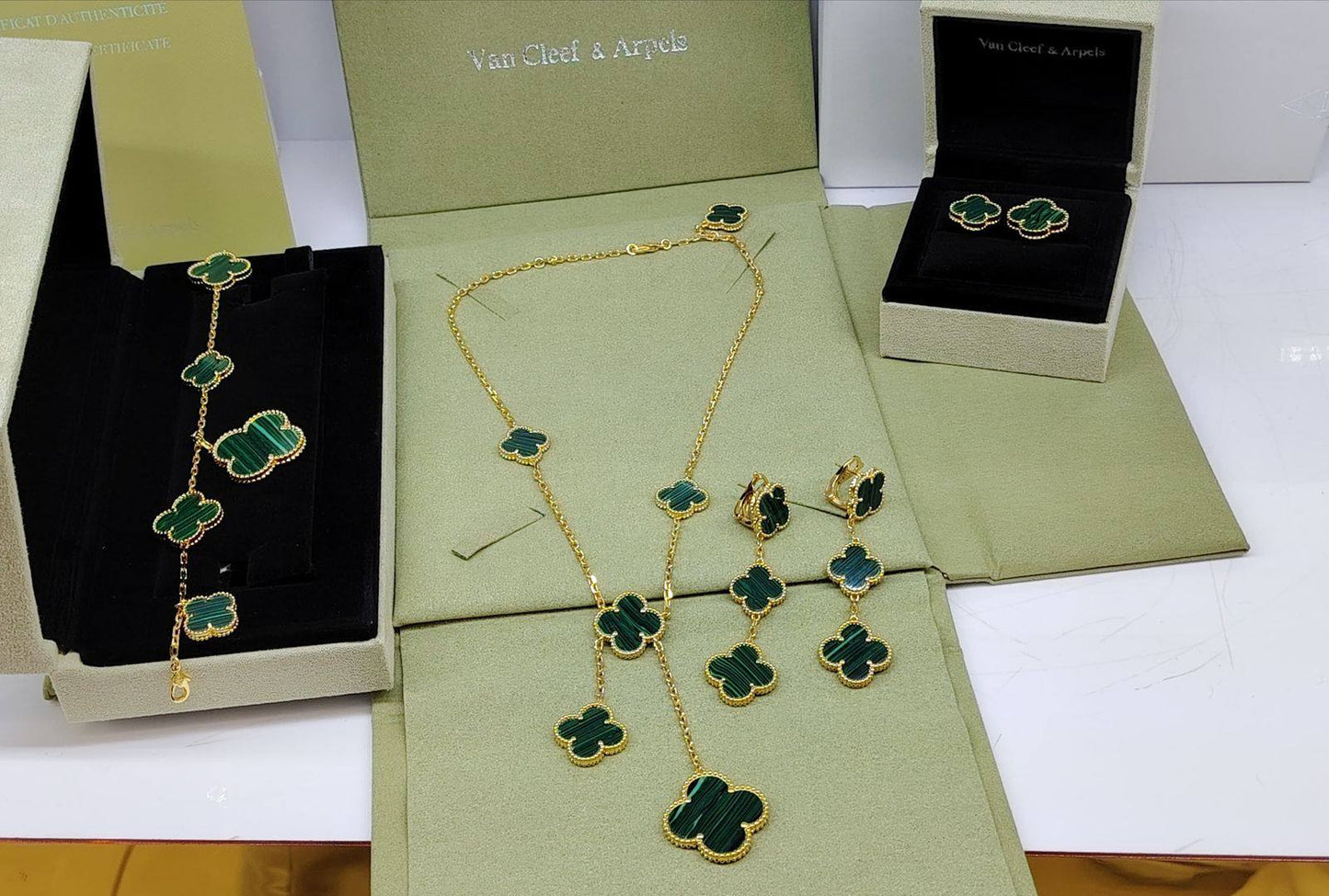 VCA SET❤️‍🔥*
Necklace 🦋
Earring🌸
Ring 💍 free size 
Bracelet 🐦‍🔥
Master quality 💯
With normal boxes 📦 
240 dhs🗽
With master box 🗃️ 
300 dhs🗽

Zain216
♥️♥️♥️