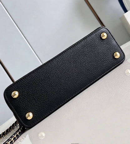 LV NEW CAME HIGH QUALITY WITH BOX 
150 dhs🇦🇪🇦🇪

Zain295
♥️♥️♥️