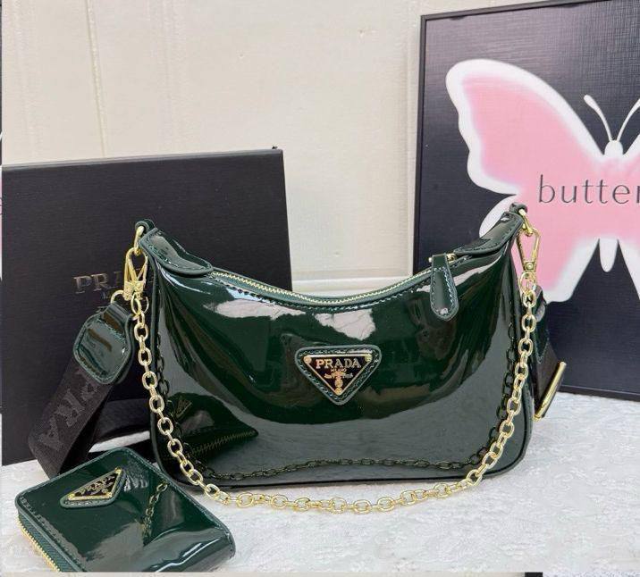 Prada

26 cm

With box
🎁🎁🎁

80 dhs✅


Zain17
♥️♥️♥️