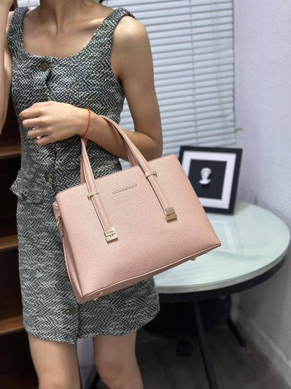 Burberry 
Good Quality 
95 dhs❣️

Zain250
♥️♥️♥️