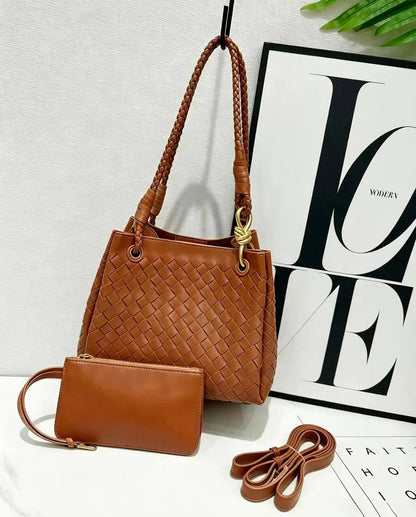 BOTTEGA NEW CAME HIGH QUALITY WITH BOX 
150 dhs✅

Zain295
♥️♥️♥️