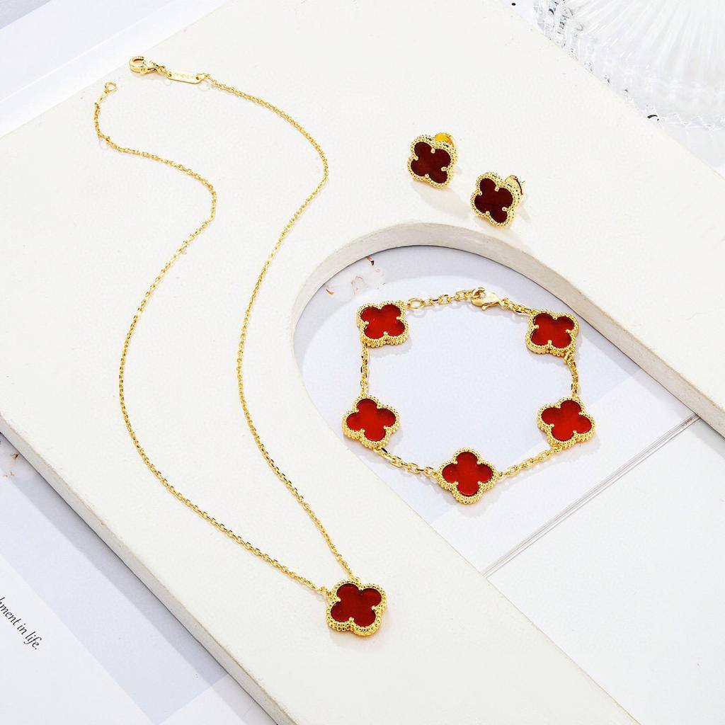 VCA Set*_🌼💫
*NECKLACE 1 FLOWER*
*BRACELET 5 FLOWER*
*EARRING   1* *FLOWER*  
145 dhs❤️
       _*WITH*_
    *Good Box* 📦

Zain89
♥️♥️♥️