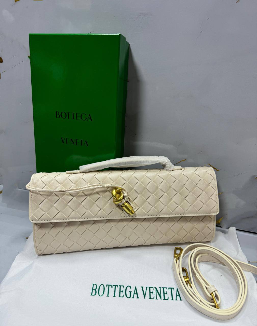 Bottega

High quality

With box 

105 dhs💓

Zain50
♥️♥️♥️