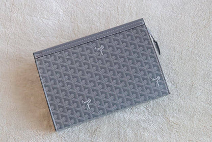 Goyard 
Men's Clutch
95 dhs🌺

With Box
🎁🎁🎁

Zain33
♥️♥️♥️