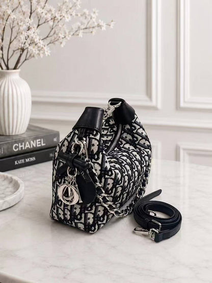 Dior
110 dhs🇦🇪🇦🇪
With box

Zain219
♥️♥️♥️