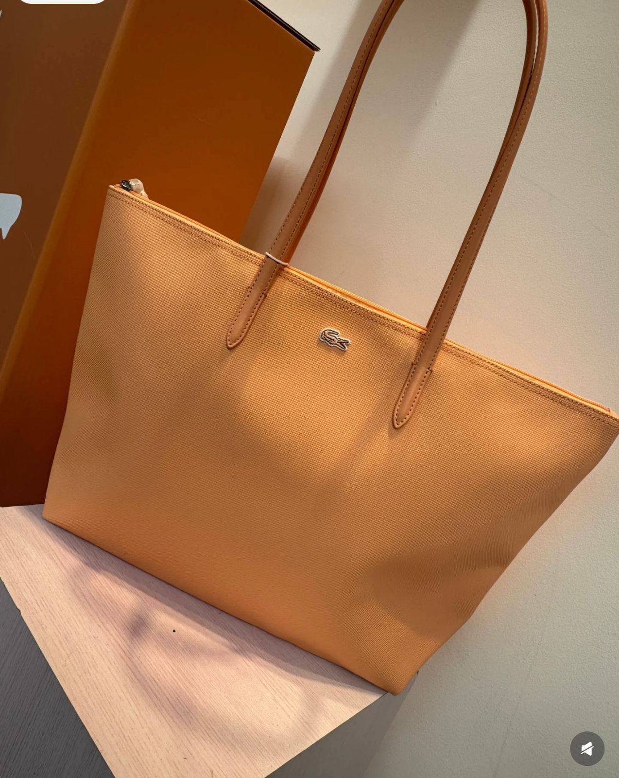 Lacoste
New crocodile-shaped bag, good quality.
Size 45* 28 cm 
50 dhs🪙🌨️

Zain12
♥️♥️♥️