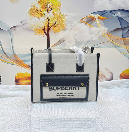 BURBERRY

Best quality 
without box
105 dhs🇦🇪🇦🇪


size 36CM

Zain290
♥️♥️♥️