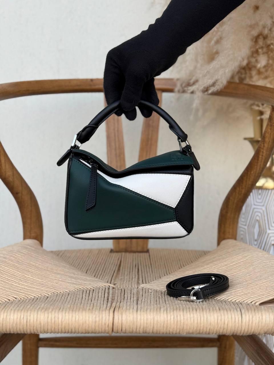LOEWE
18cm
340 dhs💓
Top quality 
With box🎁

Zain167
♥️♥️♥️