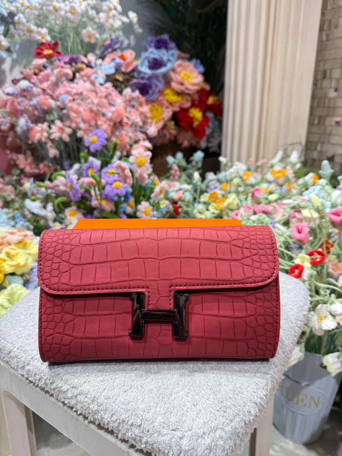 Hermes
Black logo 
95 dhs❣️

Zain44
♥️♥️♥️