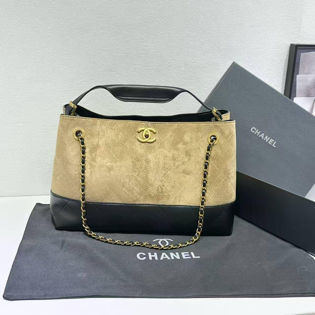 Chanel 
Size : 30 * 20 * 12 cm
105 dhs🪙
with box🎁

Zain115
♥️♥️♥️