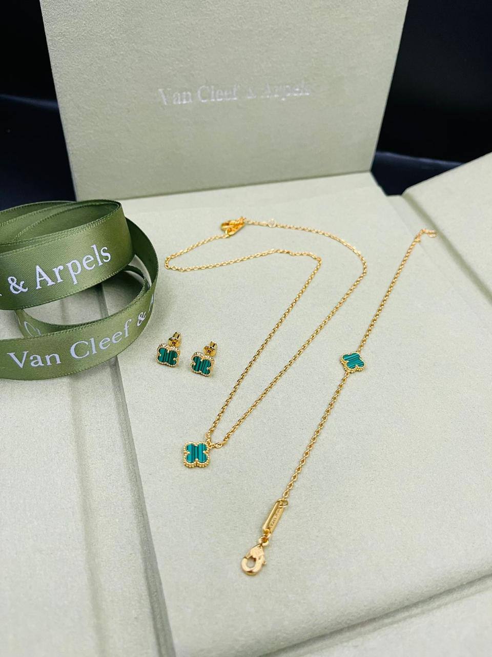 MINI SET 
NECKLACE BRACELET 
EARRINGS
VANCLEAF
MASTER✨💫

110 dhs🇦🇪🇦🇪

WITH BOX AND PAPER BAG🛍️🎁
Zain89
♥️♥️♥️