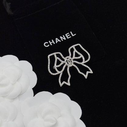 CHANEL BROOCH

MASTER ✨💫

75 DHS🇦🇪🇦🇪
 WITH BOX AND PAPER BAG🎁🛍️
Zain89
♥️♥️♥️