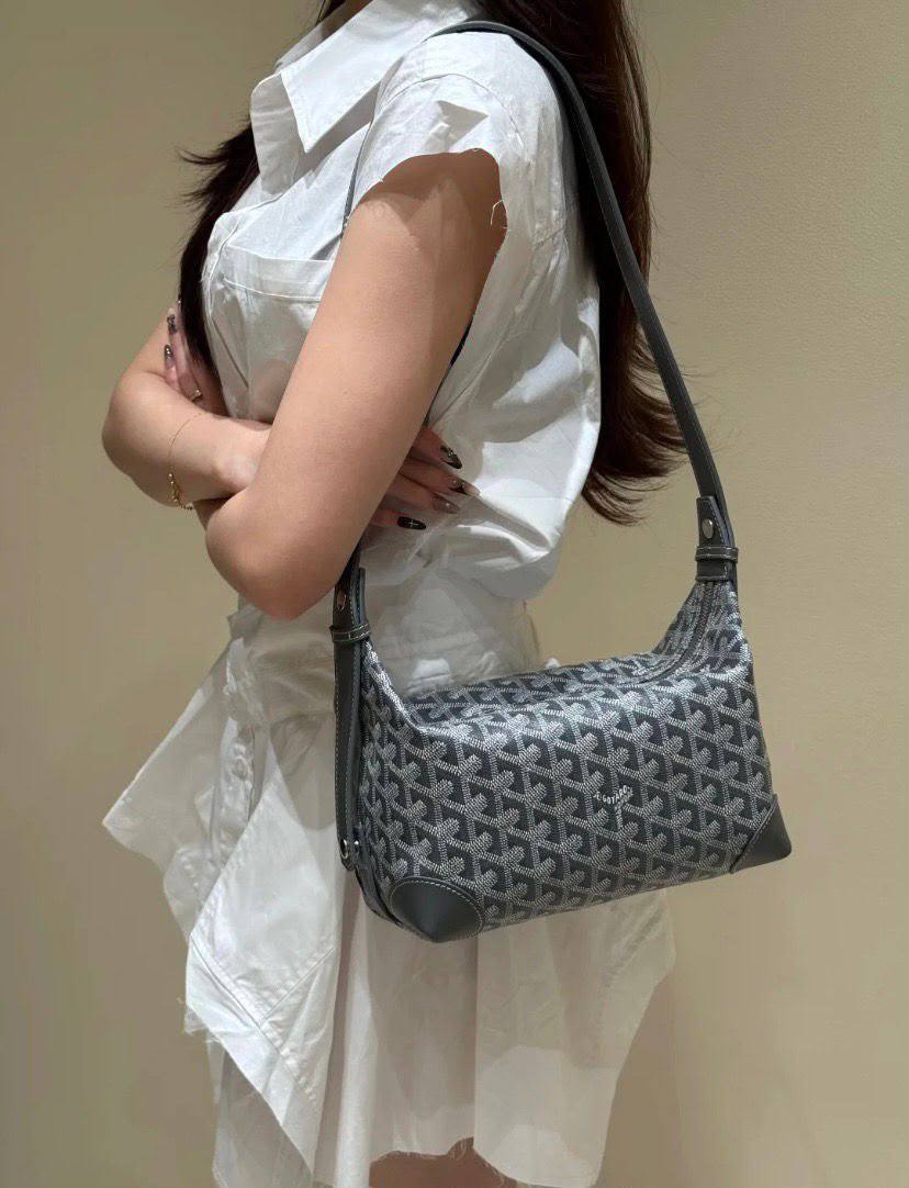 Goyard 
good qualit
 with box 
120 dhs🇦🇪🇦🇪
Size : 25cm

Zain295
♥️♥️♥️