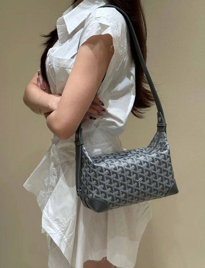 Goyard 
good qualit
 with box 
120 dhs🇦🇪🇦🇪
Size : 25cm

Zain295
♥️♥️♥️