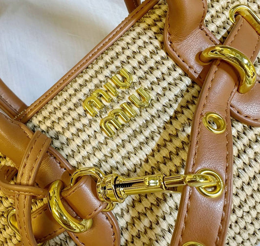 MIU MIU 
 GOOD QUALITY 

WITH BOX  🎁

100 dhs✅

Zain195
♥️♥️♥️