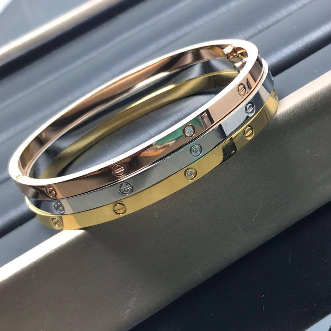 Cartier Bangle slim* 🦋
Size *16,17,18,19* 
Master Quality 🎊

45 dhs❤️
normal box 📦

Zain48
♥️♥️♥️