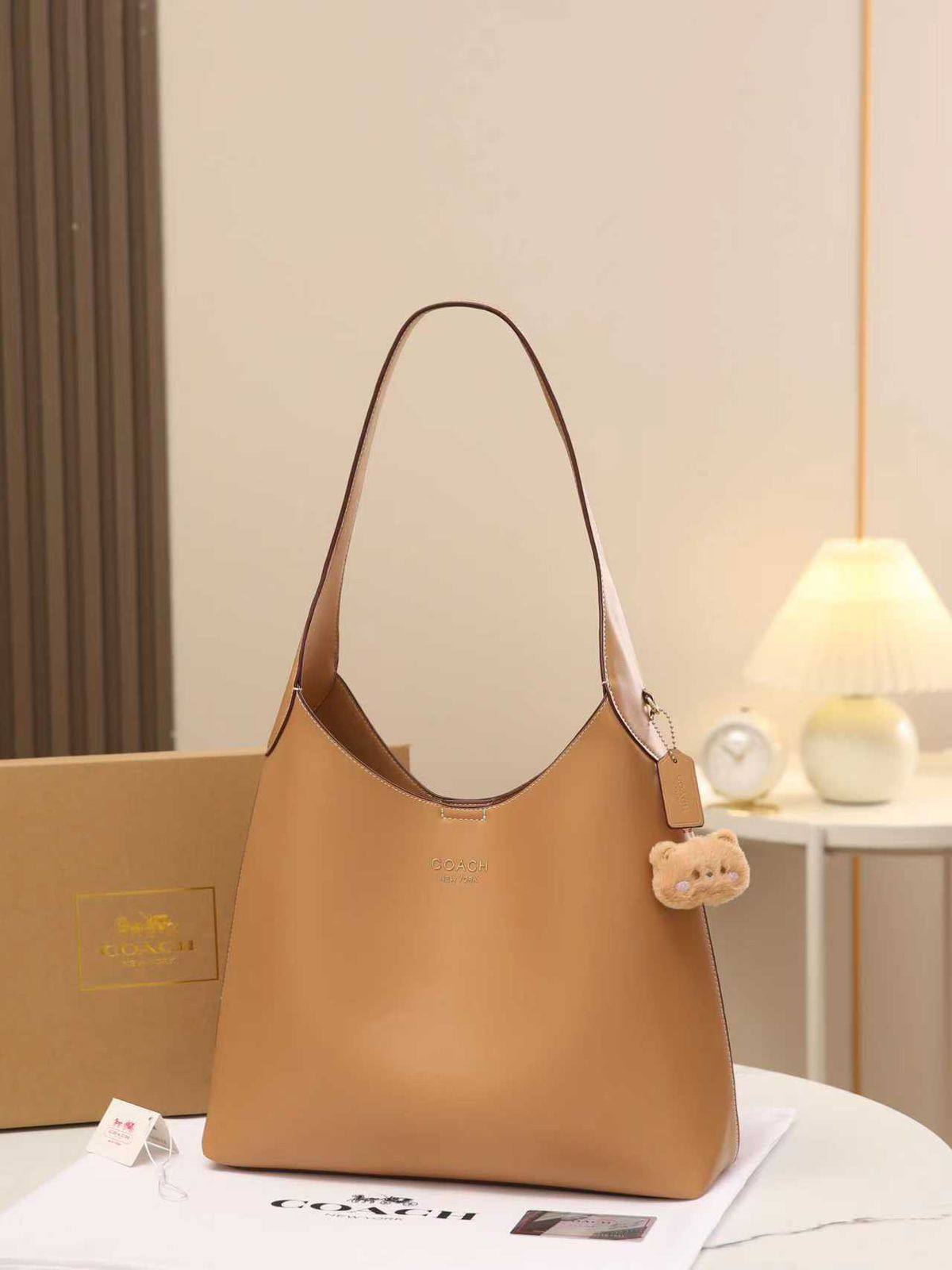 Coach 

good quality, size 34*27 cm 
95 dhs❣️

Zain12
♥️♥️♥️