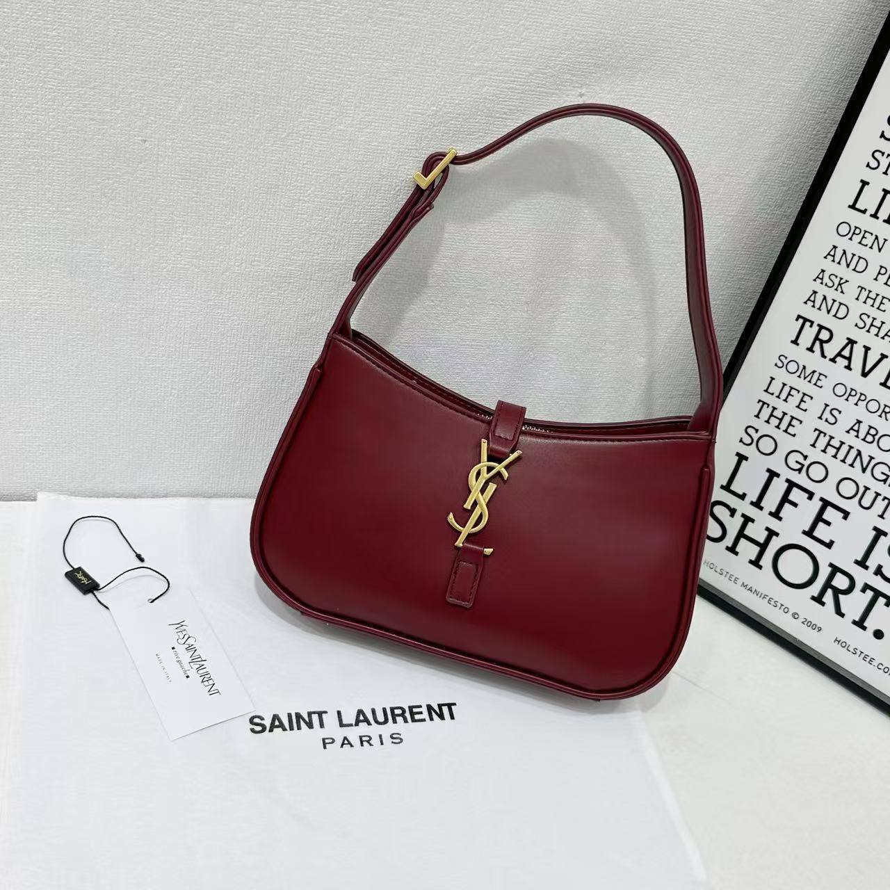 YSL
BEST QUALITY WITH BOX’S 
90 dhs✅
size 25CM

Zain290
♥️♥️♥️