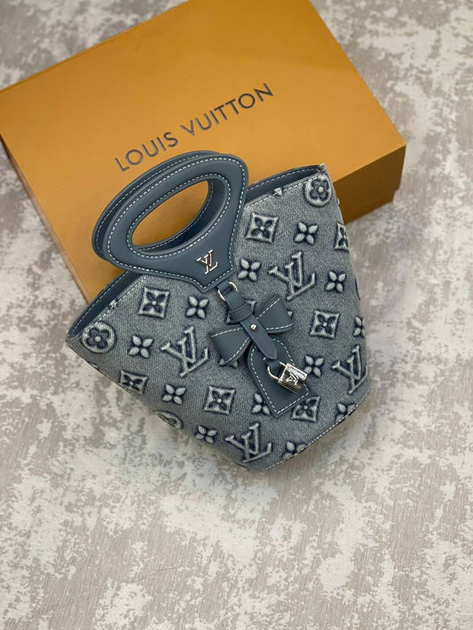 LV 
260 dhs✅

with box
🎁🎁🎁

Zain175
♥️♥️♥️