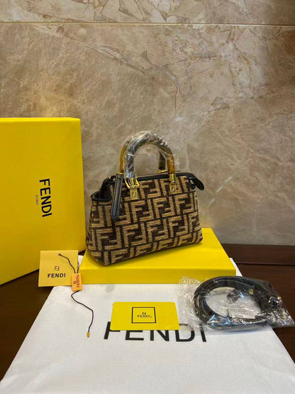 Fendi
100 dhs🌺
SIZE：18.5cm
Good-quality 

with box
🎁🎁🎁

Zain35
♥️♥️♥️