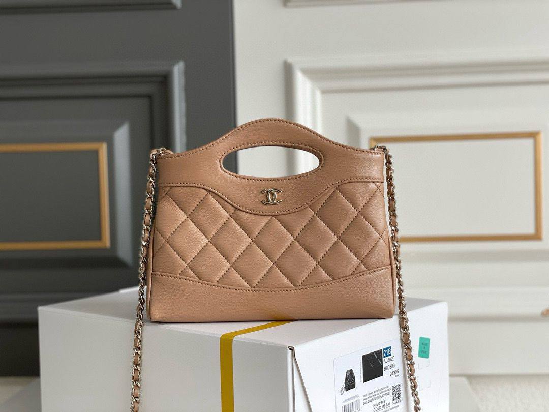 CHANEL 
NEW CAME GOOD QUALITY 
WITH BOX 
85 dhs💓
👌👌👌👌👌👌👌👌👌

Zain39
♥️♥️♥️