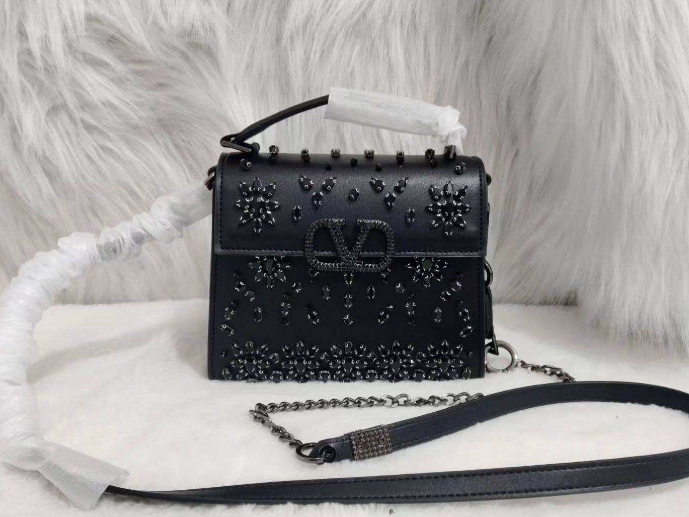 VALENTINO
 COPY ONE NEW CAME 

WITH BOX 
🎁🎁🎁

260 dhs❣️

Zain39
♥️♥️♥️