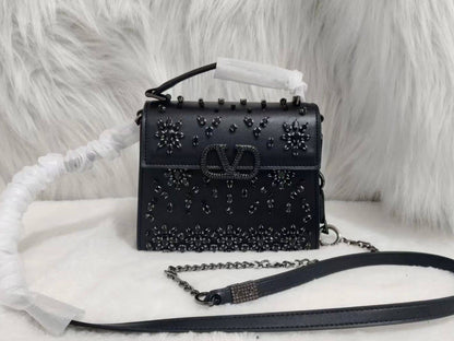 VALENTINO
 COPY ONE NEW CAME 

WITH BOX 
🎁🎁🎁

260 dhs❣️

Zain39
♥️♥️♥️