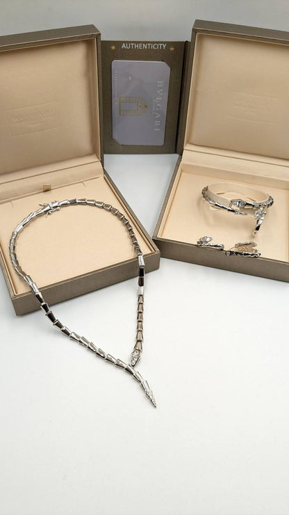 Bvlgari Set

380 dhs🪙💚

with good box paper bag
🎁🎁🎁

Zain210
♥️♥️♥️