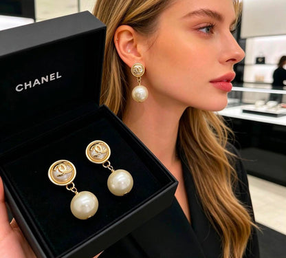 CHANEL❤️‍🔥*
Earring 🐦‍🔥
Master quality 💯
With normal boxes 🗃️ 
45 dhs💓
With master box 📦 
60 dhs💓

Zain216
♥️♥️♥️