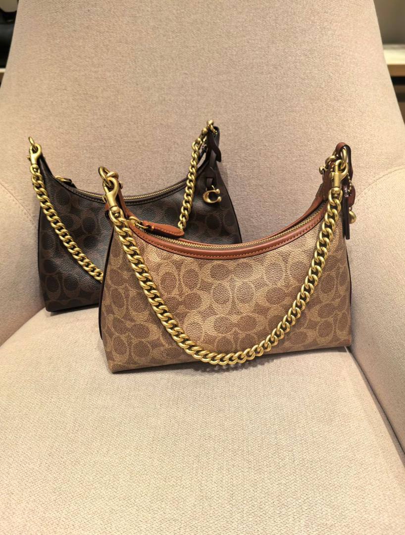 Coach
95 dhs🪙🌨️

SIZE：25cm

Good quality 

with box
🎁🎁🎁

Zain35
♥️♥️♥️