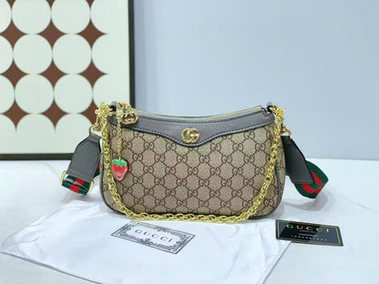 Gucci

with box
🎁🎁🎁

100 dhs🪙🌨️

Zain143
♥️♥️♥️