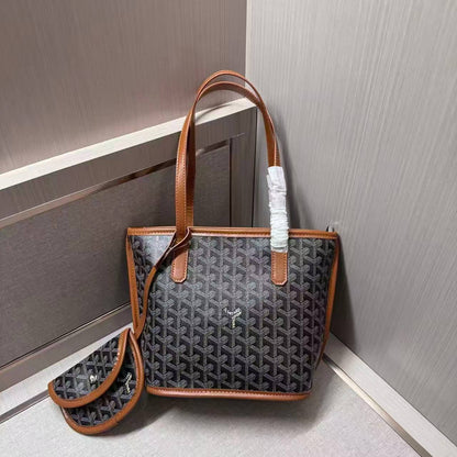 Goyard
Size :29x20x11cm 
with box🎁 · with small pouch 
75 dhs💓

Zain232
♥️♥️♥️