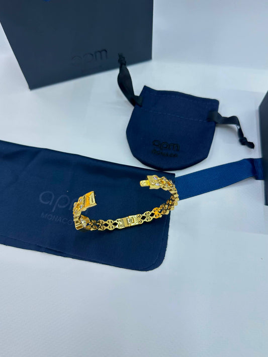 Apm
Bangle 🐦‍🔥
good quality 💯
With normal boxes 🗃️ 
And paper bag 
40 dhs✅

With master box 🗃️ 
55 dhs✅

Zain216
♥️♥️♥️