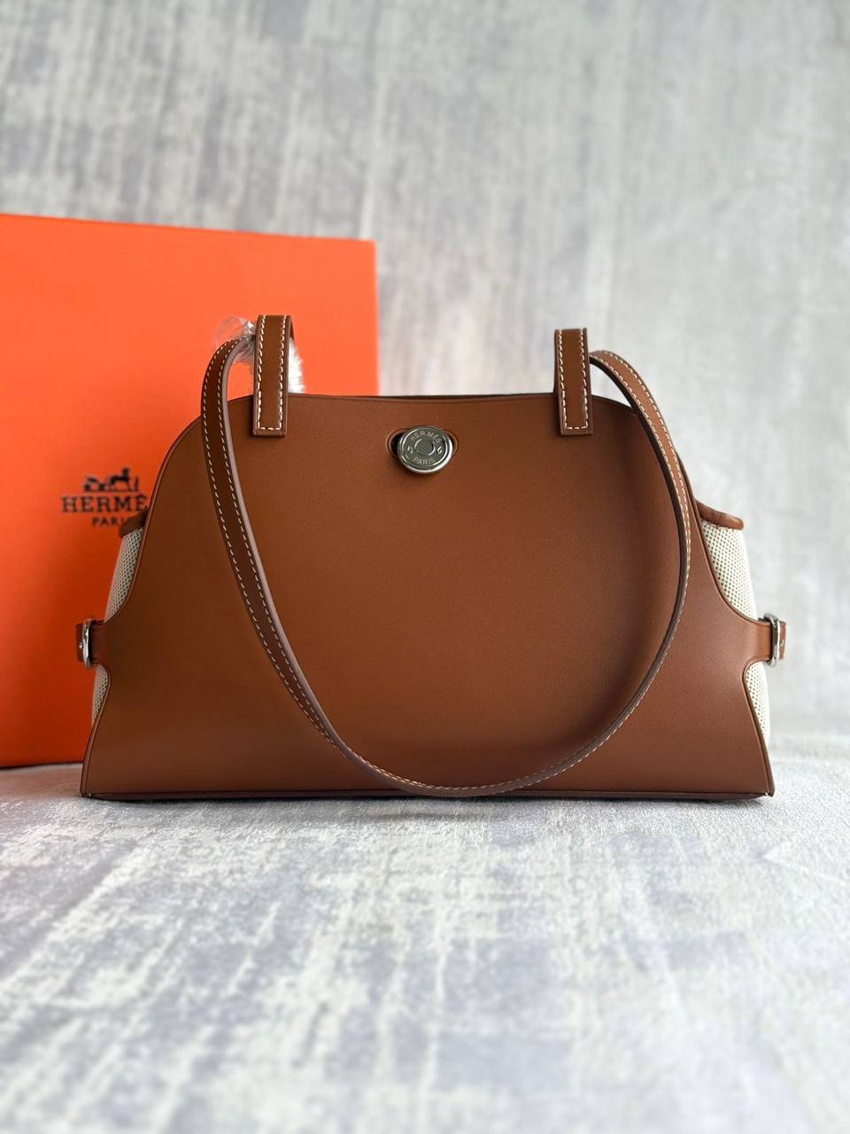 New HERMES
*Tablier Sellier Bag*
*Master Quality*
650 dhs✅

Zain179
♥️♥️♥️