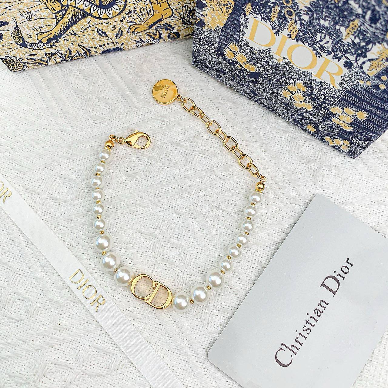 DIOR
  
   _*SET*_ 💎
      ⭐✨💫
110 dhs🌺
 *MASTER QUALITY*

With Box And Paper BAG 🎁🛍️

Zain89
♥️♥️♥️
