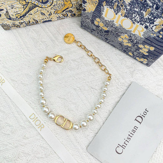 DIOR
  
   _*SET*_ 💎
      ⭐✨💫
110 dhs🌺
 *MASTER QUALITY*

With Box And Paper BAG 🎁🛍️

Zain89
♥️♥️♥️