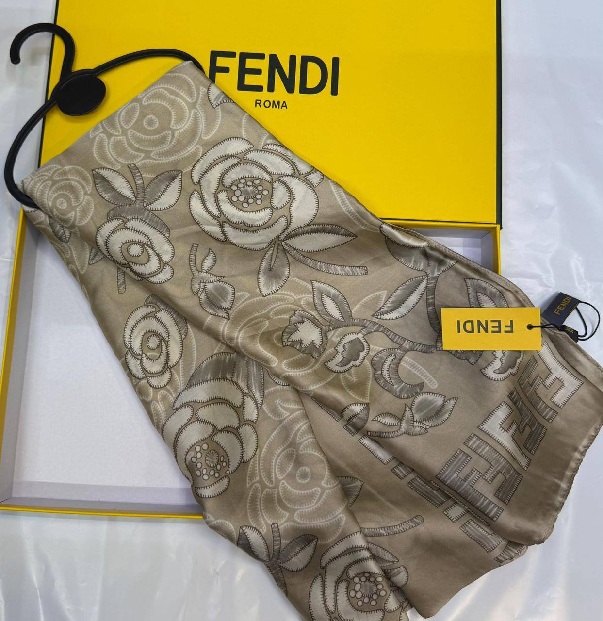 Hermes
Silk scarf 
40 dhs✅
55 dhs✅ 

with box🎁🎁🎁

Zain93
♥️♥️♥️
