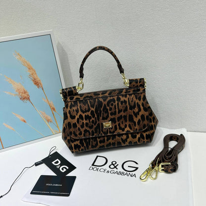 D&G
High quality 
Size: 20cm

With box 
🎁🎁🎁

110 dhs🪙🖤

Zain50
♥️♥️♥️