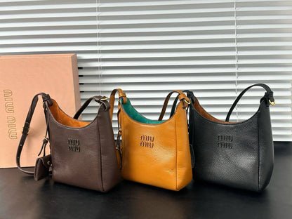 Miu Miu
Master
320 dhs🇦🇪

Zain228
♥️♥️♥️