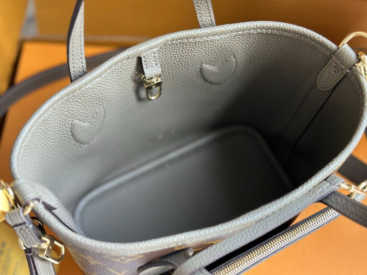 Louis Vuitton
Pattern:Classic LV Monogram Canvas
Color:Brown Monogram with grey/greige leather trim
Style:Top-handle and shoulder bag
Hardware:Gold-tone
Material: Coated Monogram canvas 
with leather trim
Size:* 39 x 30 x 15 cm

For Price 👇 WhatsApp✅
056