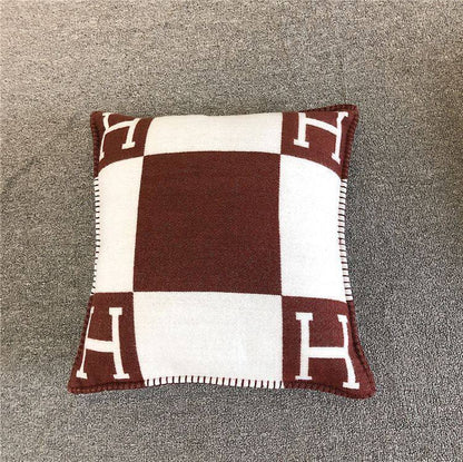 New collection 
Master 
Throw blanket in Merinos wool and cashmere (90%
rinos wool, 10% cashmere)
Size 135*170
👉🏽Blanket 
140 dhs🪙🌨️
👉🏽Pillows with feeling
80 dhs🪙🌨️

Zain99
♥️♥️♥️
