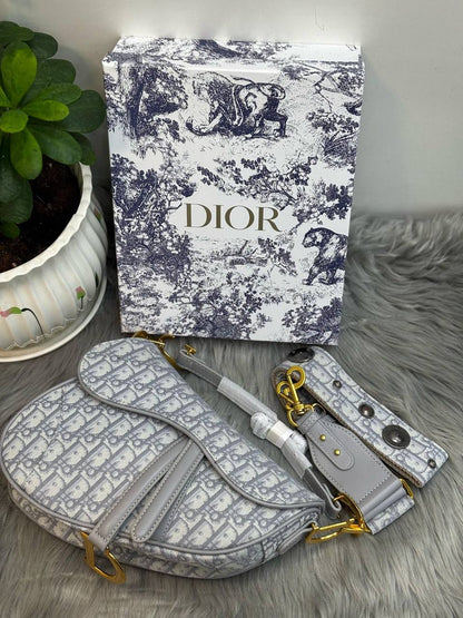 DIOR
SIZE  ………24CM 
115 dhs✅

with Box
🎁🎁🎁

Zain51
♥️♥️♥️