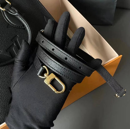 LOUIS VUITTON 

ON THE GO SMALL SIZE 

NEW CAME 

GOOD QUALITY 

WITH BOX 

90  DHS🇦🇪🇦🇪🇦🇪

Zain295
♥️♥️♥️