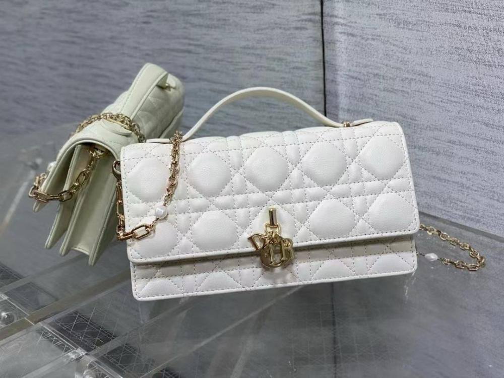 Dior

95 dhs✅ 

with box
🎁🎁🎁

Zain72
♥️♥️♥️