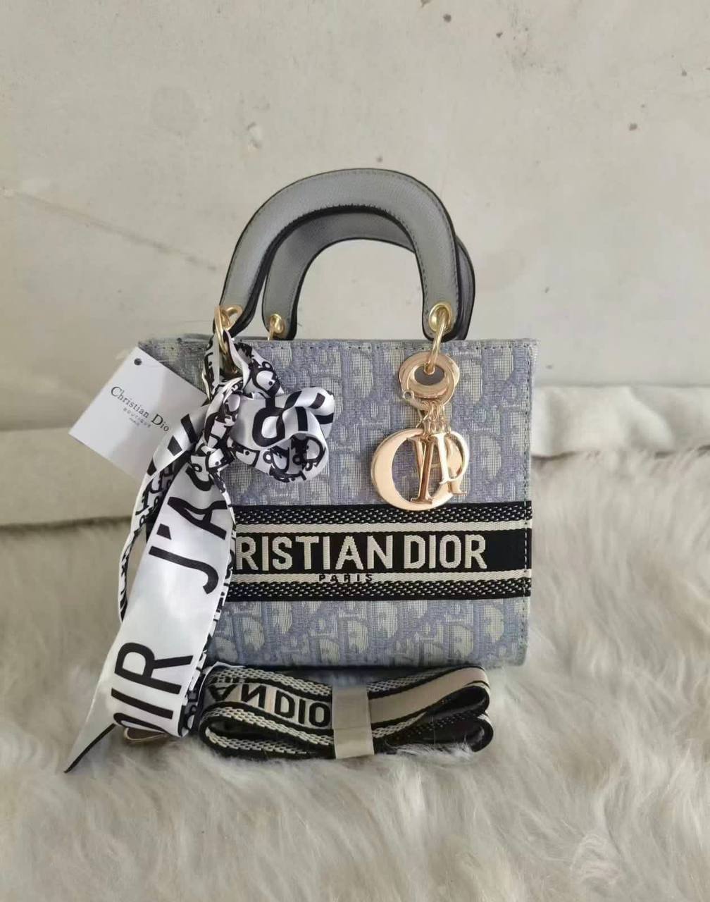 Dior
70 dhs🪙🌨️

Zain50
♥️♥️♥️